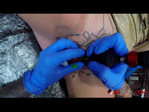 ❤️ Uiters getatoeëerde hottie Sully Savage het 'n tatoeëermerk op haar klitoris gekry ️❌ Porno by ons af.hentai-ita.ru ❌️