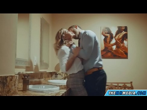❤️ Wanneer 'n rondborstige blondine jou in 'n openbare toilet verlei ️❌ Porno by ons af.hentai-ita.ru ❌️